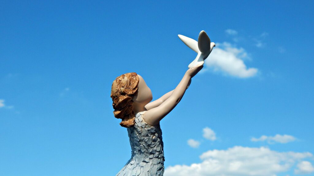 Mädchenfigur mit Taube